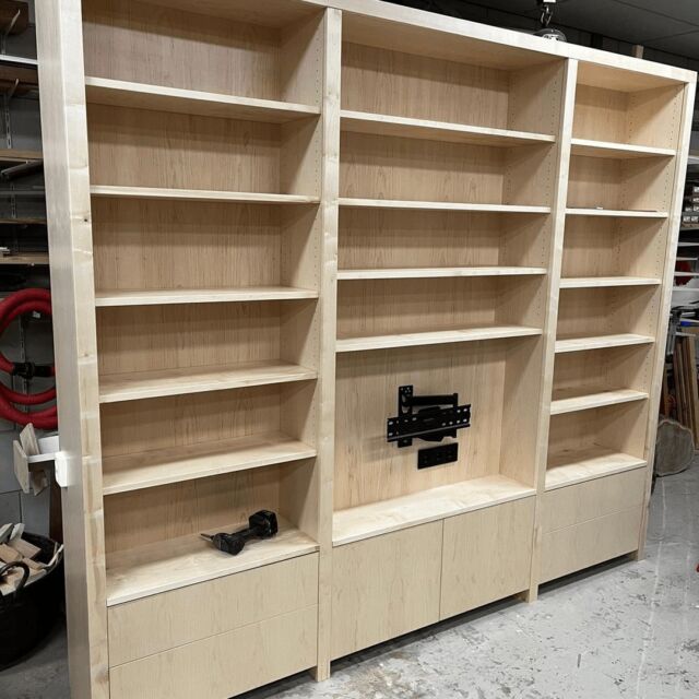 Driedelige boekenkast met ruimte voor een tv gemonteerd in de werkplaats van totaalhout. We kijken natuurlijk eerst zelf naar het eindresultaat. 😉  daarna maakte we de klant blij!